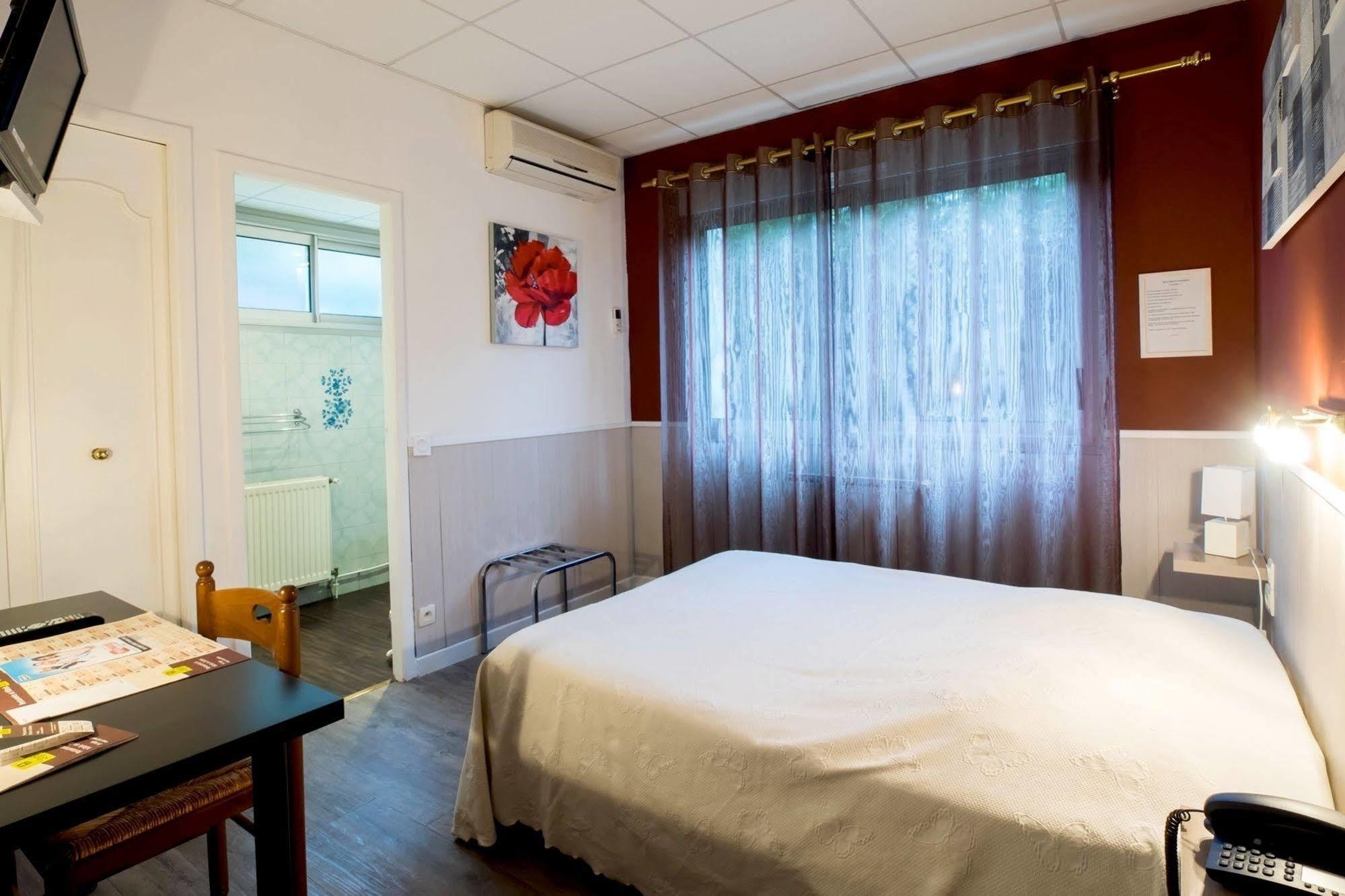 Logis Hotel L'Abricotine Тен-л'Ермітаж Екстер'єр фото